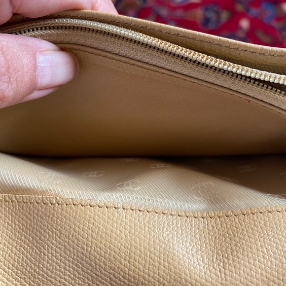 Authentic Chanel leather wallet. Excellent condition with absolutely no callouts - Picture 7 of 7